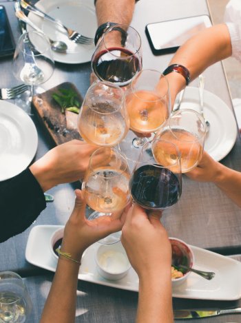 Anstossen celebration-cheers-drinking-glasses-1097425.jpg